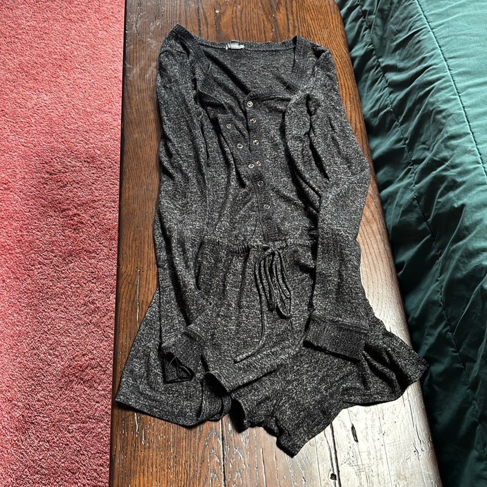 Aerie long sleeve shorts romper snaps gray xsmall tie waist